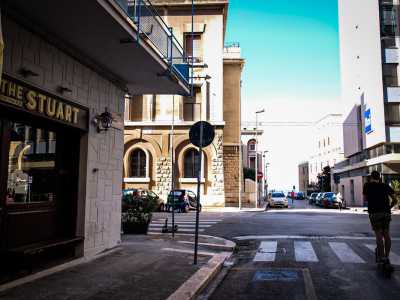 ...ai cui piedi c�� lo �Stuart�, tra i pi� longevi pub di Bari, che nel 1996 prese il posto del bar �La Cremeria�